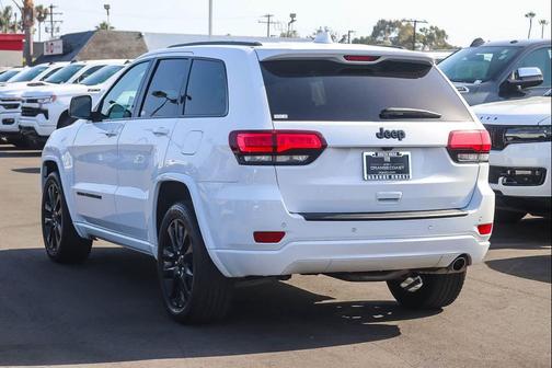 Bright White Clearcoat 2022 Jeep Grand Cherokee Laredo