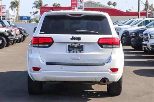 Bright White Clearcoat 2022 Jeep Grand Cherokee Laredo