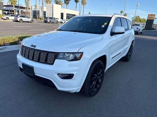 Bright White Clearcoat 2022 Jeep Grand Cherokee Laredo