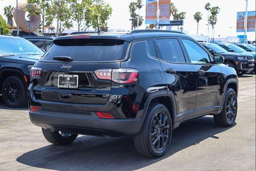 Diamond Black Crystal Pearlcoat 2026 Jeep Compass Latitude