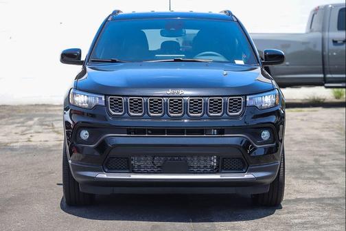 Diamond Black Crystal Pearlcoat 2026 Jeep Compass Latitude