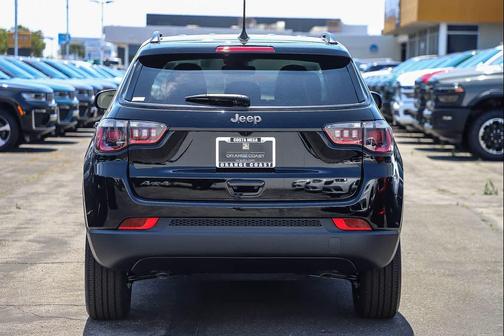 Diamond Black Crystal Pearlcoat 2026 Jeep Compass Latitude