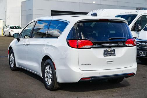 2026 Chrysler Voyager LX
