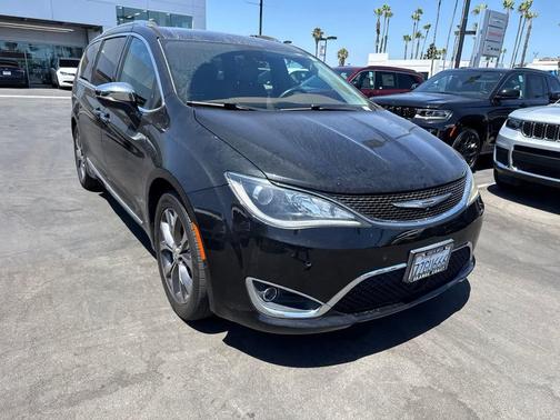 Brilliant Black Crystal Pearlcoat 2017 Chrysler Pacifica Limited