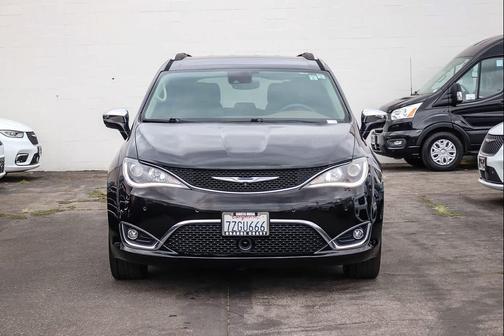 Brilliant Black Crystal Pearlcoat 2017 Chrysler Pacifica Limited