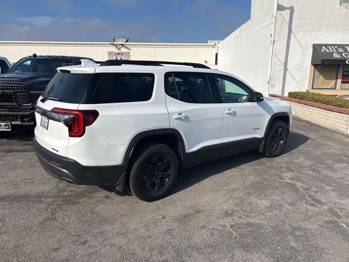 2023 GMC Acadia AWD AT4
