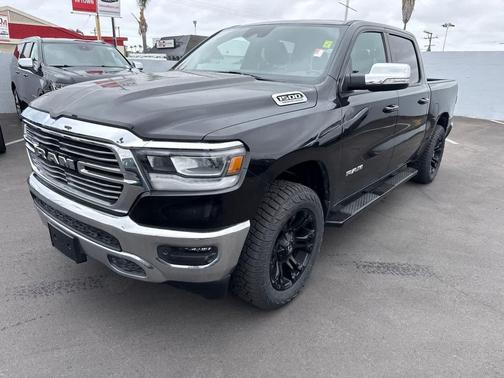 Diamond Black Crystal Pearlcoat 2023 RAM 1500 Laramie