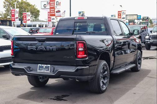 Diamond Black Crystal Pearlcoat 2026 RAM 1500 Express