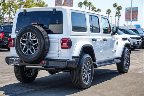 2025 Jeep Wrangler 4-Door Sahara 4x4