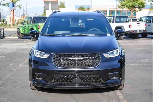 Diamond Black Crystal Pearlcoat 2026 Chrysler Pacifica L