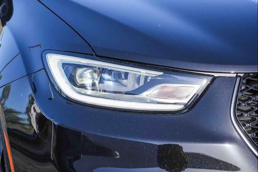 Diamond Black Crystal Pearlcoat 2026 Chrysler Pacifica L