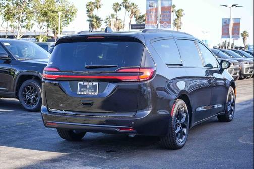 Diamond Black Crystal Pearlcoat 2026 Chrysler Pacifica L