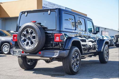 2025 Jeep Wrangler 4-Door Sahara 4x4