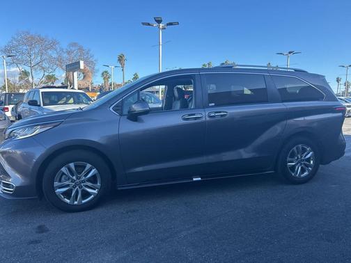 2022 Toyota Sienna Limited