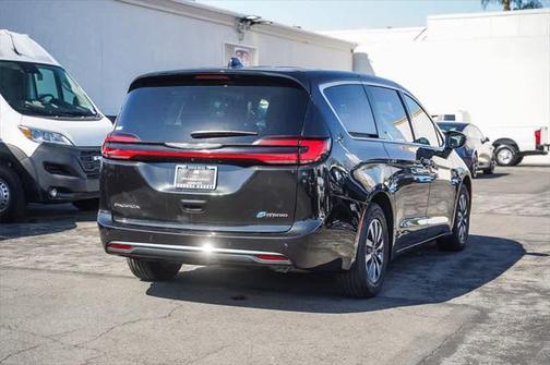 2024 Chrysler Pacifica Hybrid Select