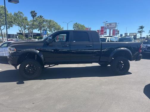 Diamond Black Crystal Pearlcoat 2024 RAM 2500 Laramie Crew Cab 4x4 6'4' Box