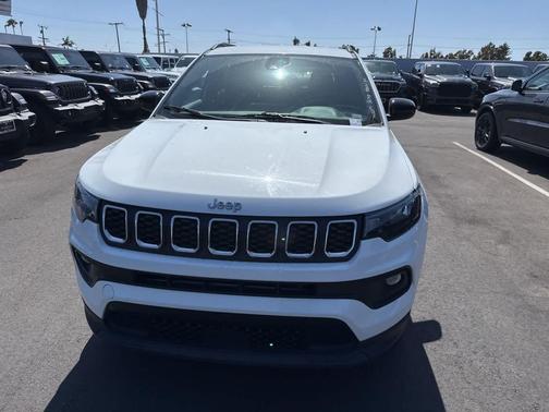 Bright White Clearcoat 2024 Jeep Compass Latitude