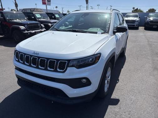 Bright White Clearcoat 2024 Jeep Compass Latitude