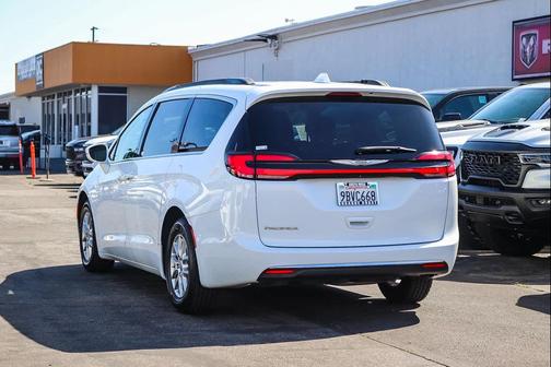 Bright White Clearcoat 2022 Chrysler Pacifica Touring L