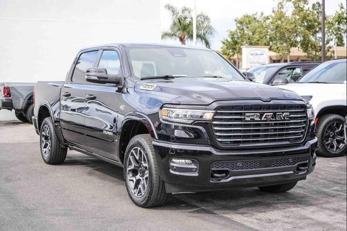 Diamond Black Crystal Pearlcoat 2026 RAM 1500 Laramie
