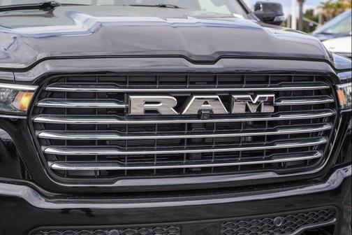 Diamond Black Crystal Pearlcoat 2026 RAM 1500 Laramie