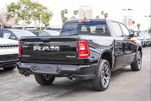 Diamond Black Crystal Pearlcoat 2026 RAM 1500 Laramie