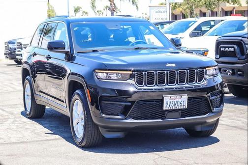 Diamond Black Crystal Pearlcoat 2025 Jeep Grand Cherokee Laredo