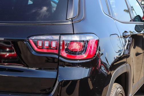 Diamond Black Crystal Pearlcoat 2026 Jeep Compass Limited