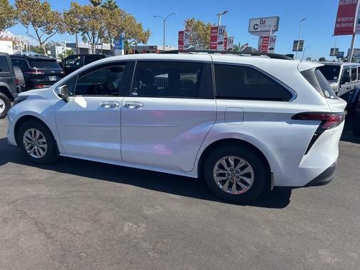 2022 Toyota Sienna XLE 7 Passenger