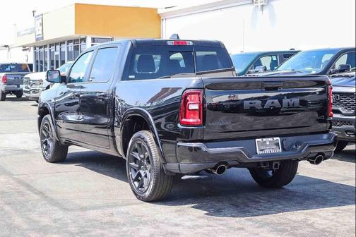 Diamond Black Crystal Pearlcoat 2026 RAM 1500 Laramie