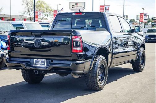 Diamond Black Crystal Pearlcoat 2019 RAM 1500 Laramie