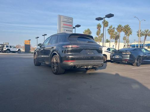 2023 Porsche Cayenne Platinum Edition