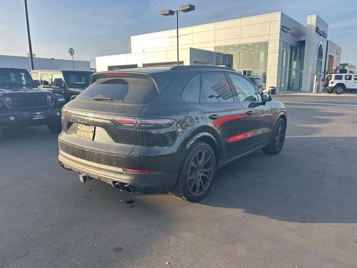 2023 Porsche Cayenne Platinum Edition