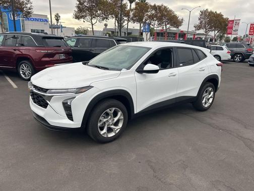 2025 Chevrolet Trax LS