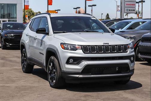 Silver Zynith Metallic Clearcoat 2026 Jeep Compass Sport
