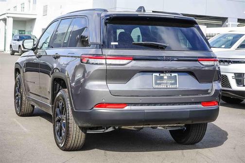 2026 Jeep Grand Cherokee Altitude