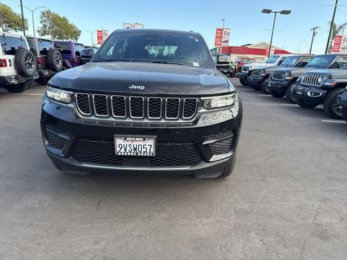 Diamond Black Crystal Pearlcoat 2025 Jeep Grand Cherokee Laredo