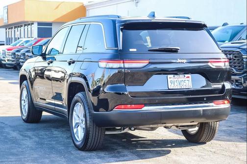 Diamond Black Crystal Pearlcoat 2025 Jeep Grand Cherokee Laredo