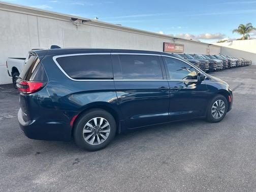 2022 Chrysler Pacifica Hybrid Touring L