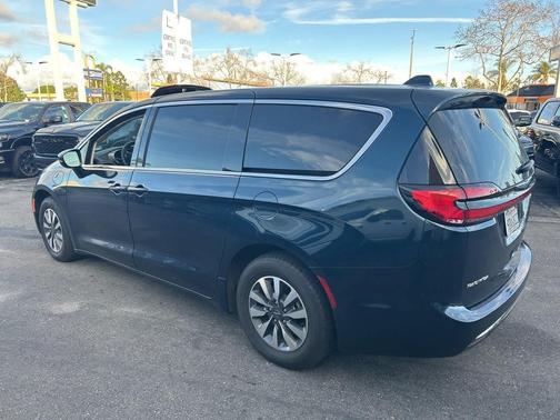 2022 Chrysler Pacifica Hybrid Touring L