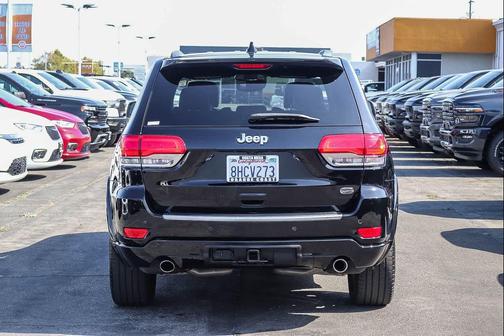 Diamond Black Crystal Pearlcoat 2018 Jeep Grand Cherokee Overland
