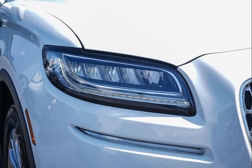 Pristine White Metallic Tri-Coat 2022 Lincoln Nautilus Reserve