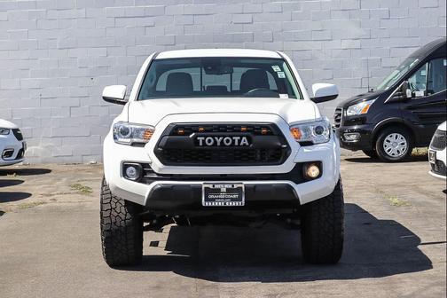 White 2022 Toyota Tacoma SR5