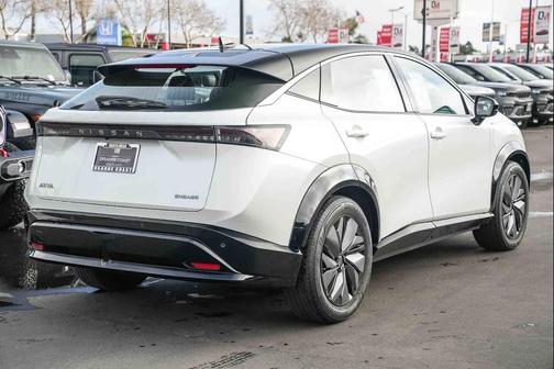 Everest White Pearl Tricoat/Black Diamond Pearl 2023 Nissan ARIYA ENGAGE