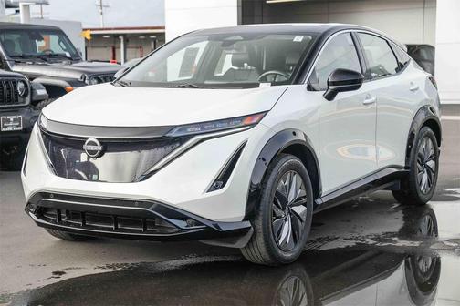 Everest White Pearl Tricoat/Black Diamond Pearl 2023 Nissan ARIYA ENGAGE