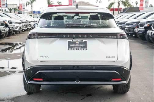 Everest White Pearl Tricoat/Black Diamond Pearl 2023 Nissan ARIYA ENGAGE