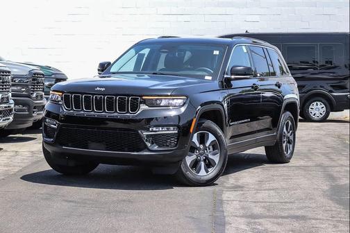 Diamond Black Crystal Pearlcoat 2023 Jeep Grand Cherokee 4xe Base