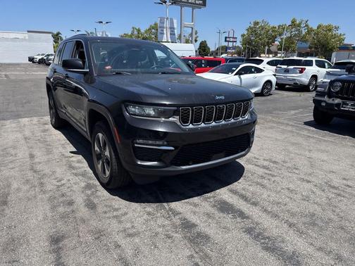Diamond Black Crystal Pearlcoat 2023 Jeep Grand Cherokee 4xe Base