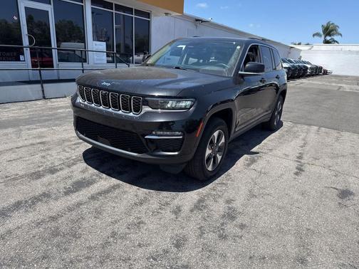 Diamond Black Crystal Pearlcoat 2023 Jeep Grand Cherokee 4xe Base