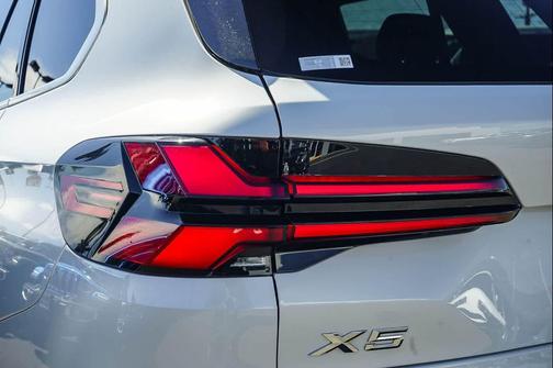 White 2024 BMW X5 xDrive40i